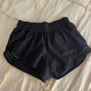 black lululemon hotty hot shorts 2.5in